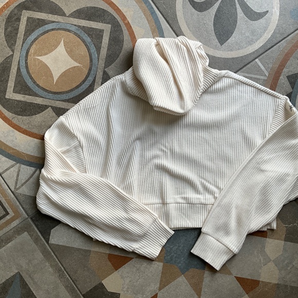 ALO Yoga Muse Hoodie in Ivory Size Small - Picture 5 of 10